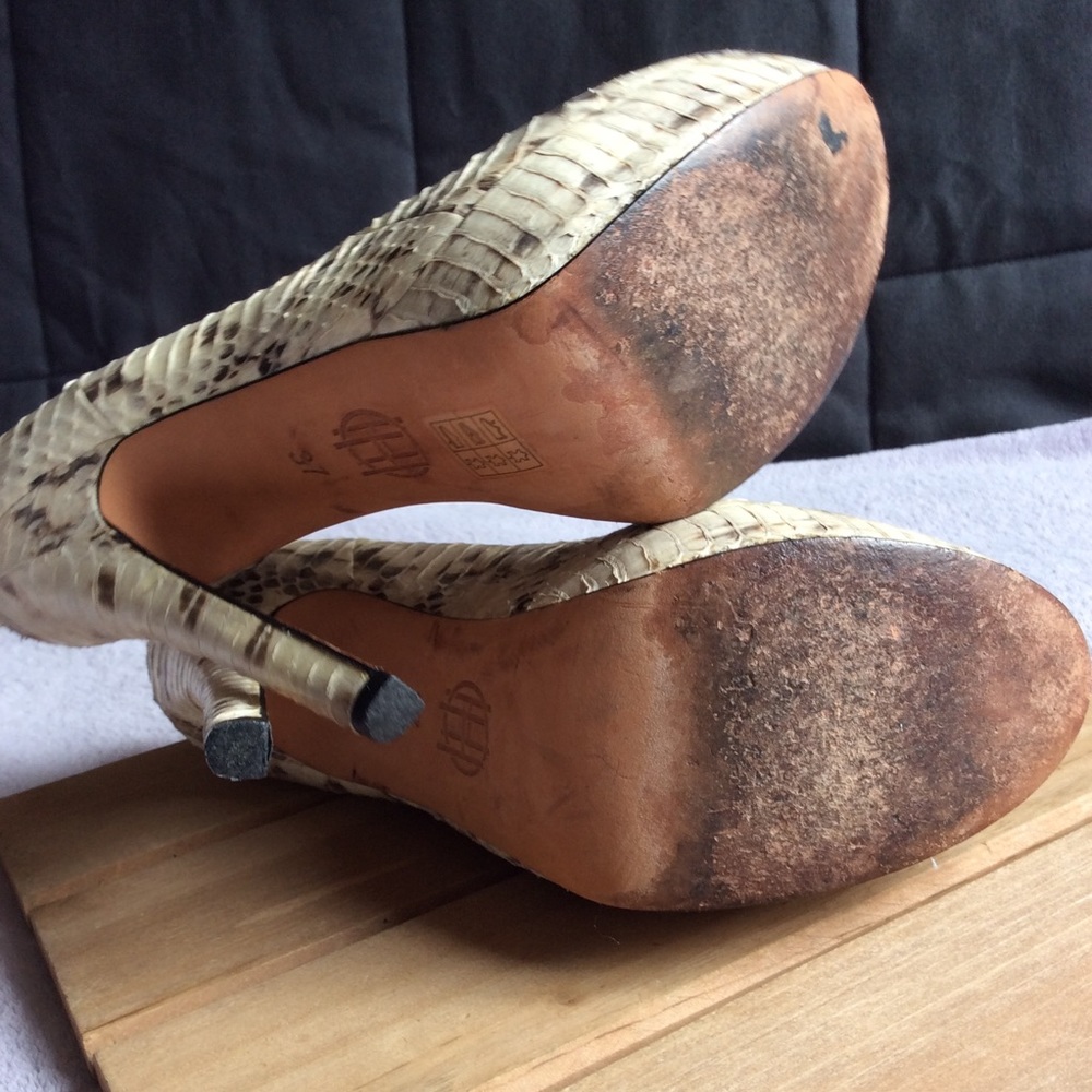 [SOLD] House Of Harlow Norah Snake Court Heels - Picture 5 of 8